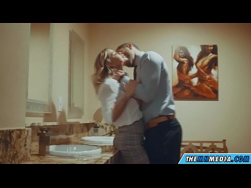 ❤️ Nalika pirang busty seduces anjeun dina restroom umum ️ seks super dina su.com-fullporner.ru ❌️❤